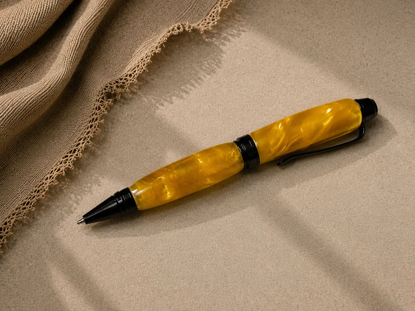 Kehribar Renk Renk El Yapımı Reçine Kalem (Black)